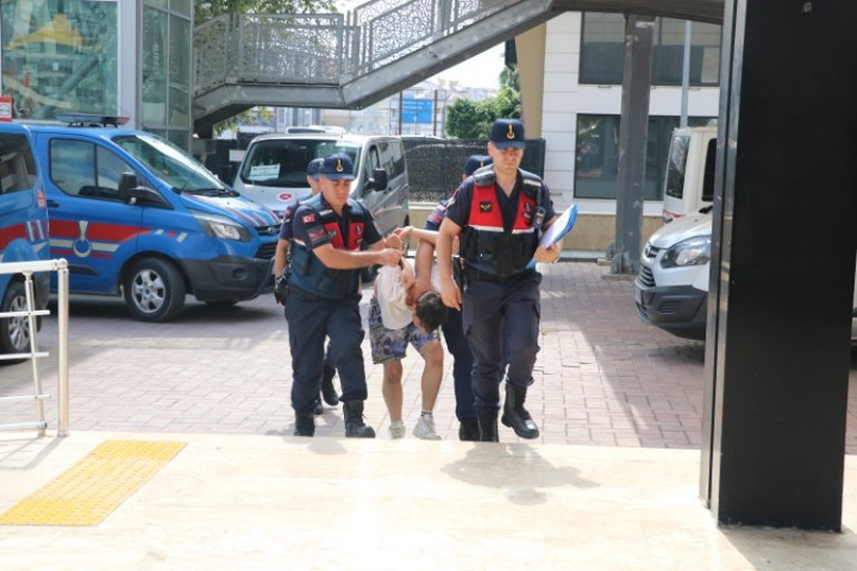 Alanyada bilgisayar oyunu sahnesi gibi olay İçinde çocuk olan aracı kaçırıp terör estirdi