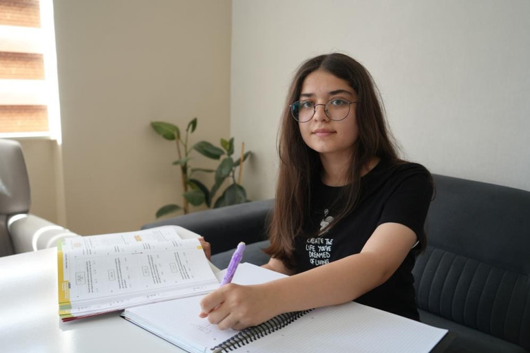 Niğdede aynı aileden ikinci kez LGS Türkiye birincisi çıktı Başarısının sırrını anlattı