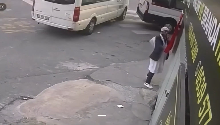 Kağıthane’de Türk bayrağını sökerek yere attı Yakalanan şüpheli: Arada sırada kendimi kaybediyorum