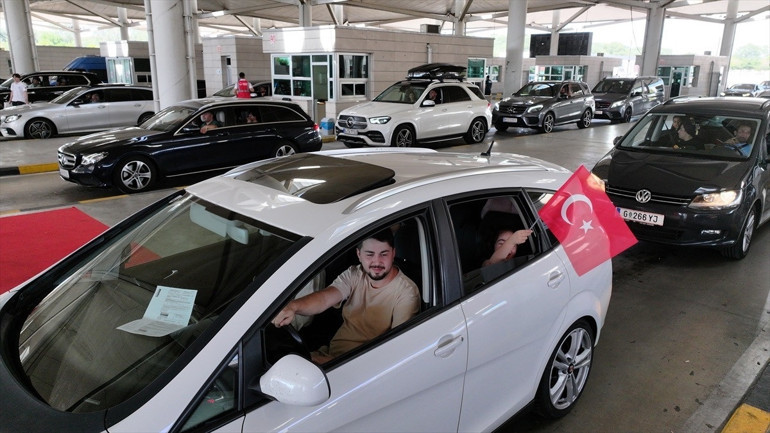 5 ülke geçip Türkiye’ye ulaştılar İlk iş Türk bayrağı istedi