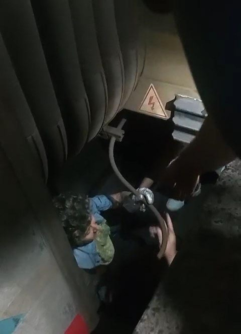 Raylara oturan yolcu trenin altında sıkıştı