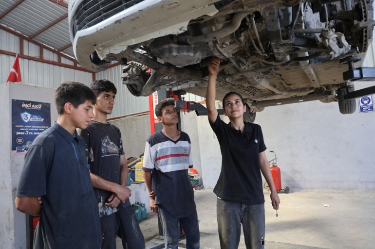 Babasının atölyesinde yetişen 15 yaşındaki Nehir usta, geleceğin oto tamircilerini eğitiyor