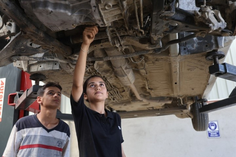 Babasının atölyesinde yetişen 15 yaşındaki Nehir usta, geleceğin oto tamircilerini eğitiyor
