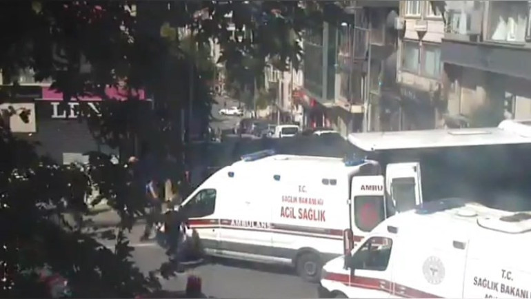 İETT otobüsü ambulansa çarptı: 5 yaralı