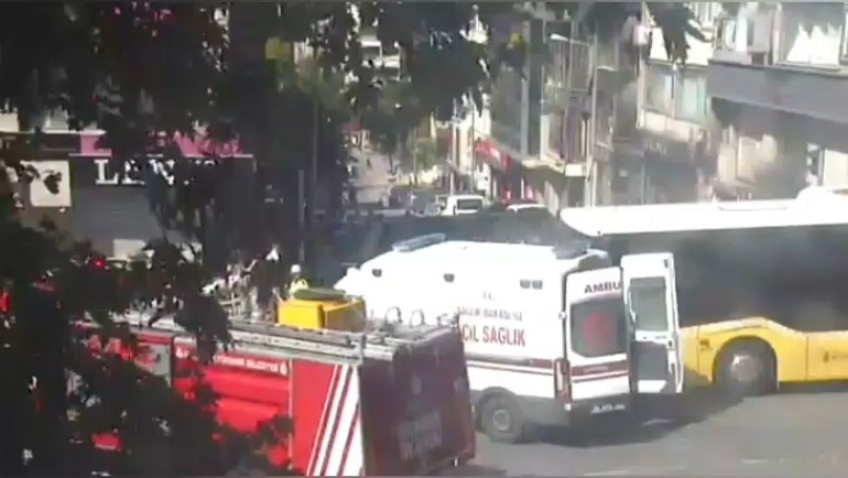 İETT otobüsü ambulansa çarptı: 5 yaralı