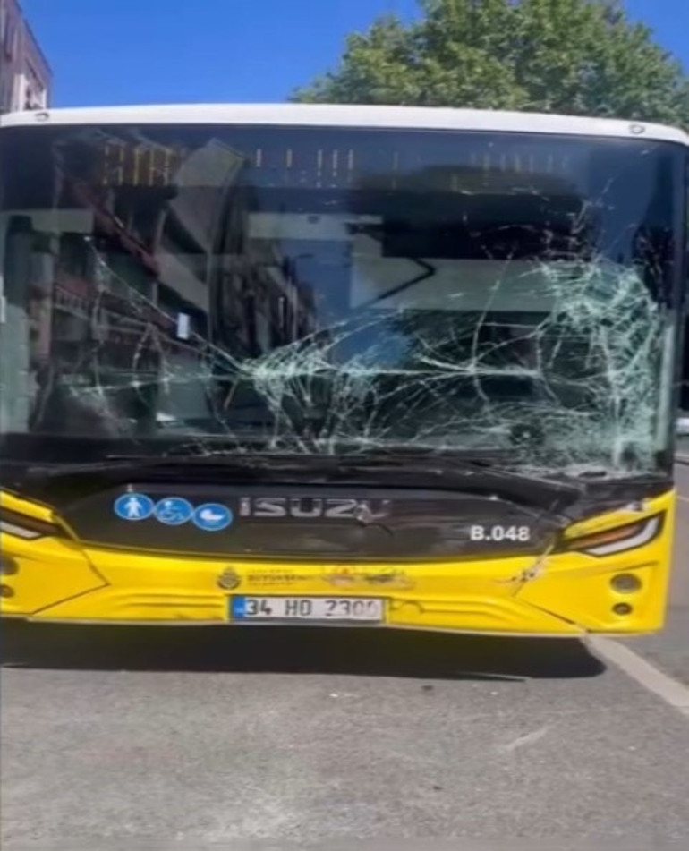 İETT otobüsü ambulansa çarptı: 5 yaralı