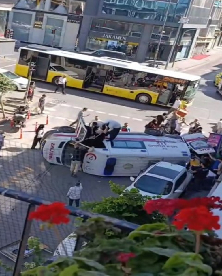 İETT otobüsü ambulansa çarptı: 5 yaralı