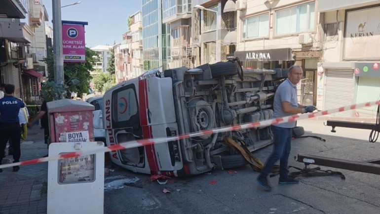 İETT otobüsü ambulansa çarptı: 5 yaralı