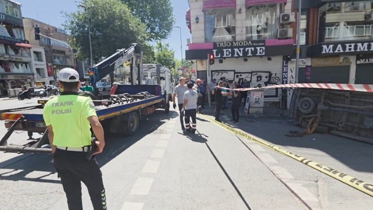 İETT otobüsü ambulansa çarptı: 5 yaralı