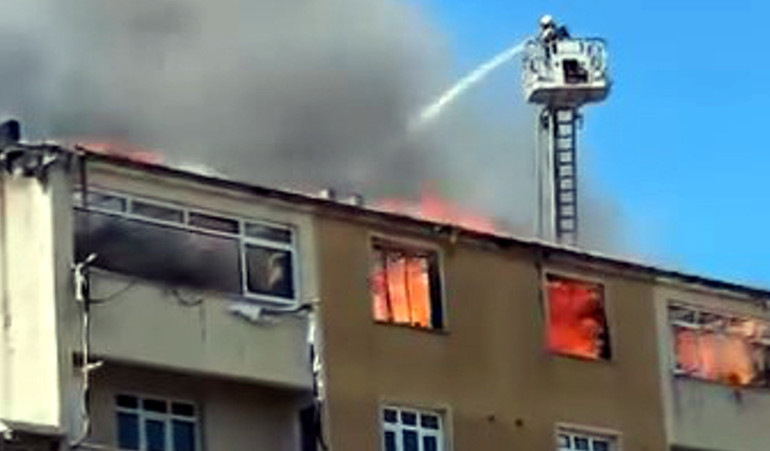 İstanbul’da korkutan yangın Çatıda çıkan yangın 2 daireye sıçradı
