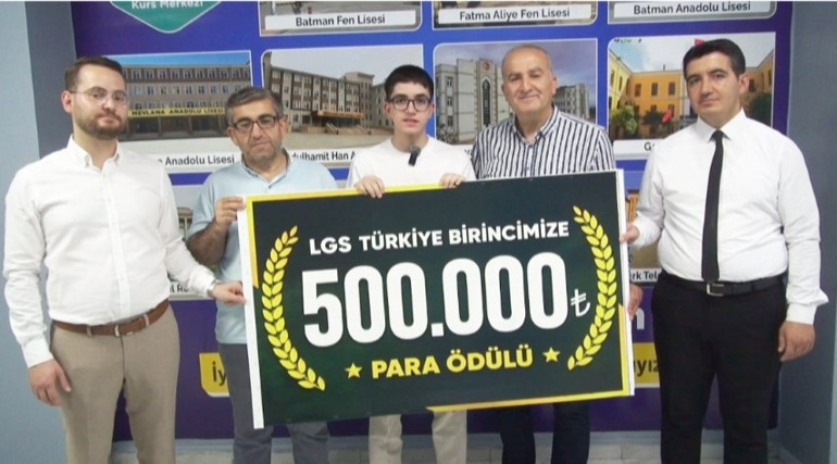 LGSde Türkiye birincisi olan Muhammede para ödülü... Yaşadığı şehrin gururu oldu