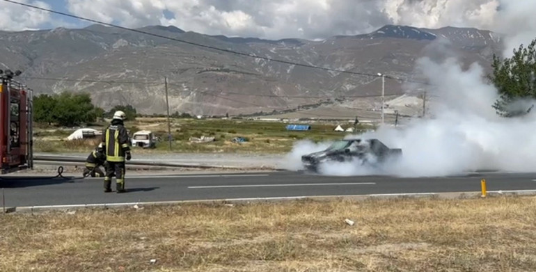 Erzincanda yanan otomobile ilginç müdahale Elinden hiç bırakmadı