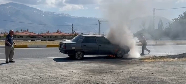 Erzincanda yanan otomobile ilginç müdahale Elinden hiç bırakmadı