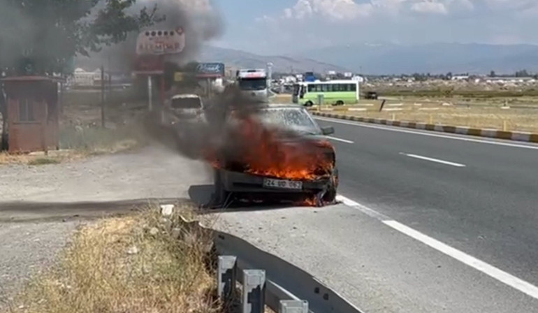 Erzincanda yanan otomobile ilginç müdahale Elinden hiç bırakmadı