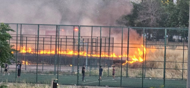 Diyarbakır’da ilginç görüntü Yangına rağmen futbol oynamaya devam ettiler