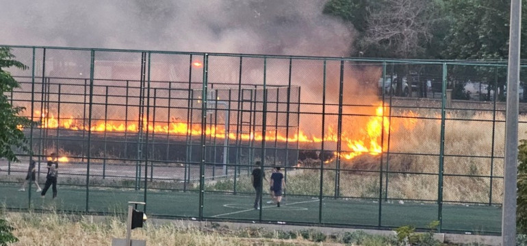 Diyarbakır’da ilginç görüntü Yangına rağmen futbol oynamaya devam ettiler
