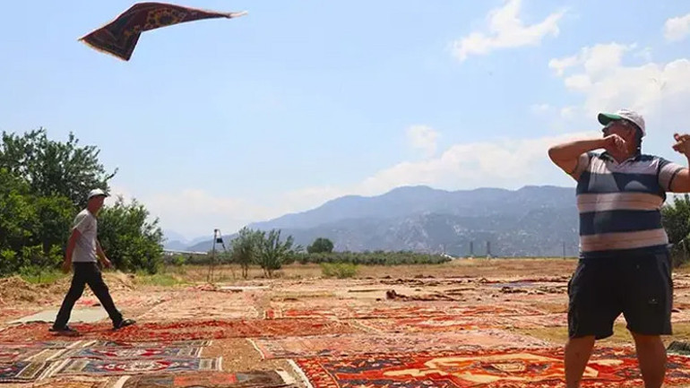 Antalya güneşinde yenilenen eski halılar yurt dışında 5 bin dolara alıcı buluyor