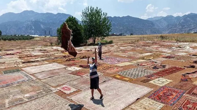 Antalya güneşinde yenilenen eski halılar yurt dışında 5 bin dolara alıcı buluyor