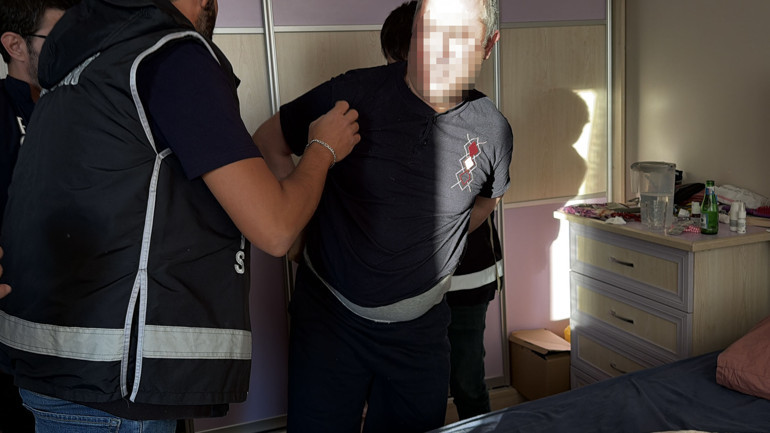 FETÖnün sözde köyler abisi çamaşır makinesinin arkasındaki gizli bölmede yakalandı