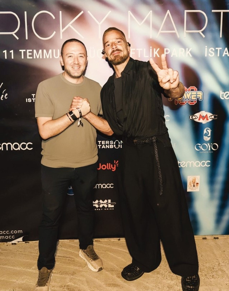 Ve Ricky sahneye çıkar