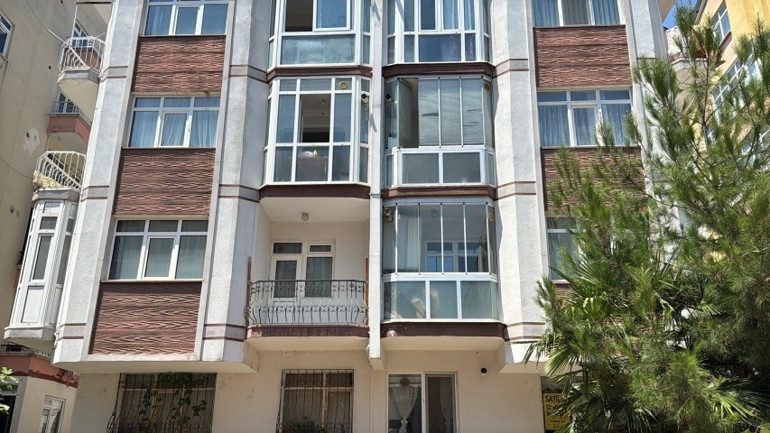 Ablasının cansız bedeniyle 1 hafta aynı evde yaşadı Kokular üzerine girilen dairede feci manzara