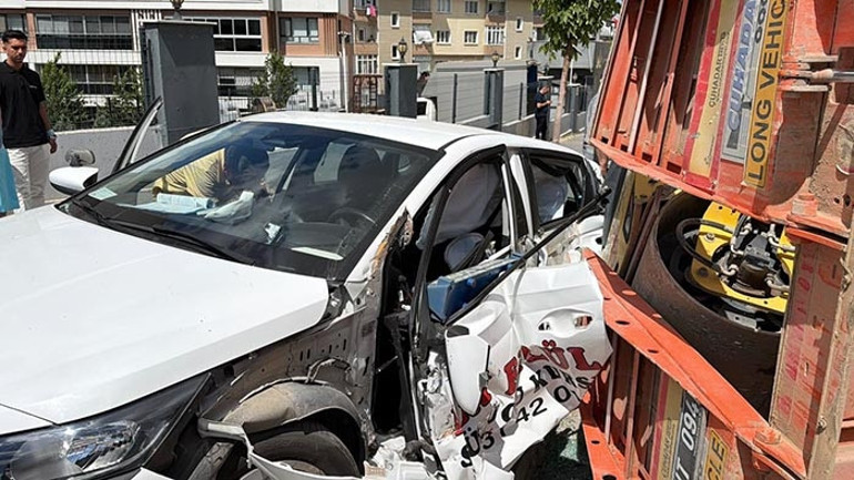 Kamyondan kopan 2,7 tonluk silindir yüklü römork, araca çarptı: 2 yaralı