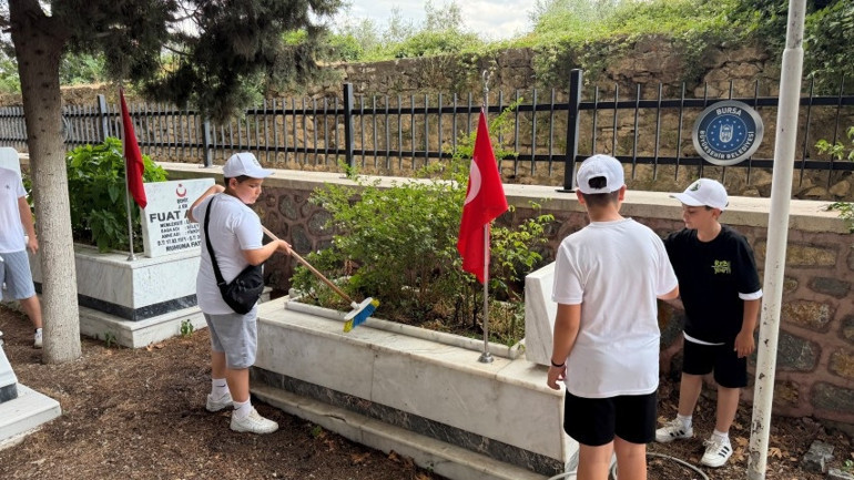 Şehitliği temizleyip güllerle donattılar