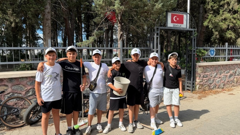 Şehitliği temizleyip güllerle donattılar