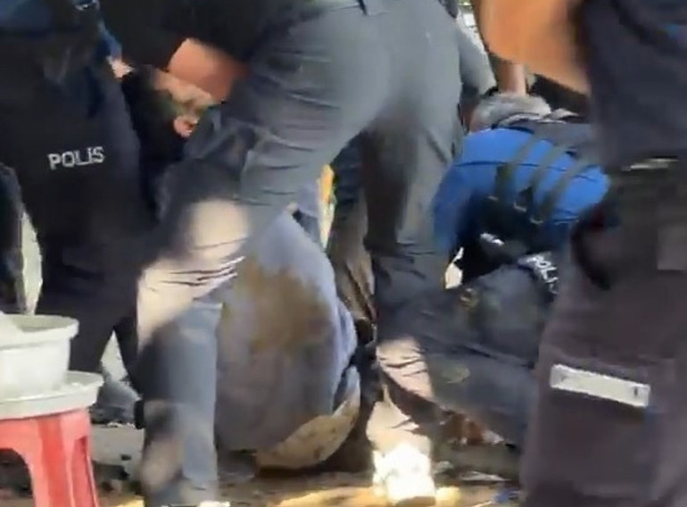 Boş dükkanda kalan ve akli dengeside yerinde olmayan evsiz adamın üzerinden yarım milyon lira çıktı