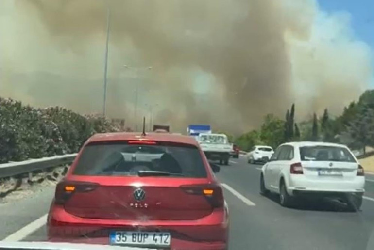 İzmirde ve Manisada orman yangını Rüzgarın etkisiyle büyüdü... Otoyol trafiğe kapatıldı