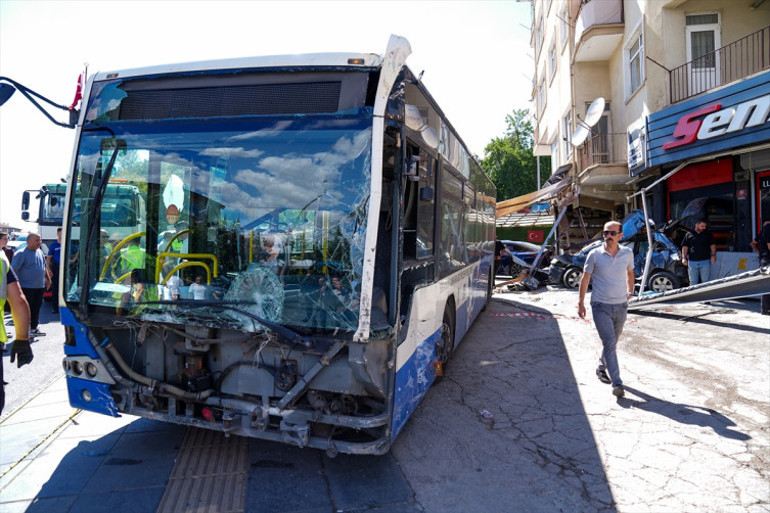 Ankara otobüs sürücünün kontrolünden çıkarak iş yerine girdi