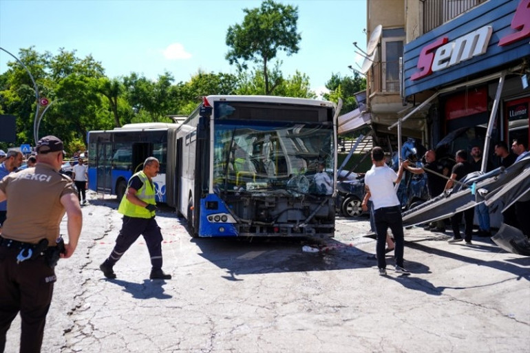 Ankara otobüs sürücünün kontrolünden çıkarak iş yerine girdi
