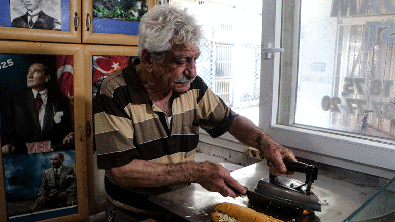 50 yıldır aynı ütüyle tost yapıyor: Adananın meşhur ütü tostu
