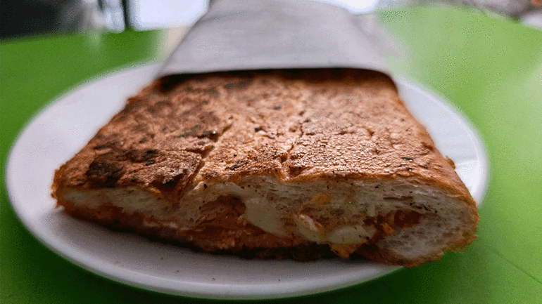 50 yıldır aynı ütüyle tost yapıyor: Adananın meşhur ütü tostu