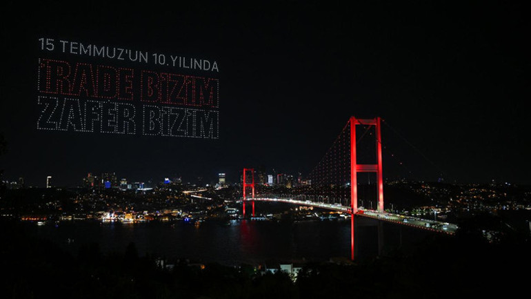 15 Temmuz Şehitler Köprüsü semalarında dronlarla ışık gösterisi yapıldı