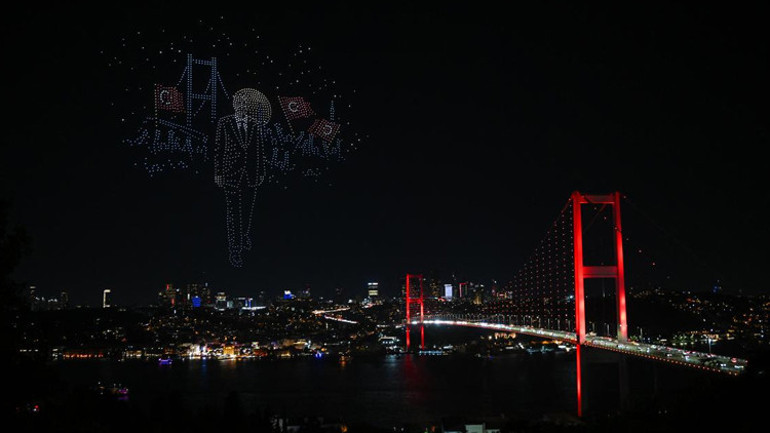 15 Temmuz Şehitler Köprüsü semalarında dronlarla ışık gösterisi yapıldı