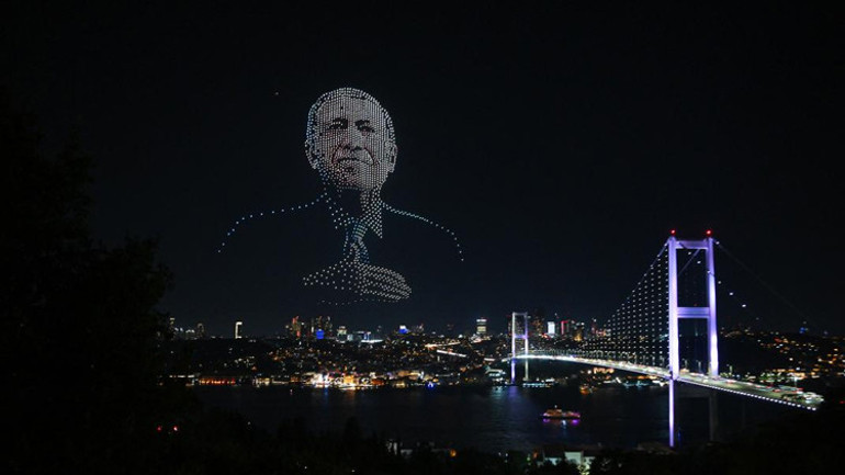 15 Temmuz Şehitler Köprüsü semalarında dronlarla ışık gösterisi yapıldı