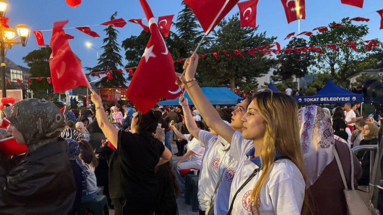 81 ilde milyonlar meydanlara koştu