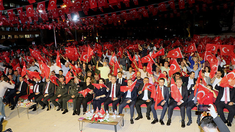 81 ilde milyonlar meydanlara koştu