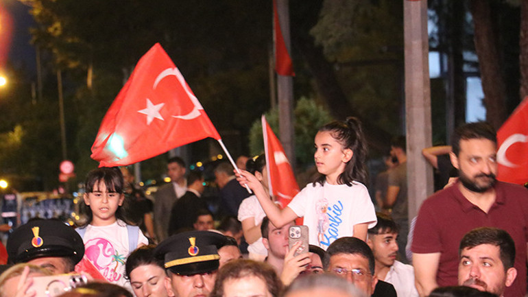 81 ilde milyonlar meydanlara koştu