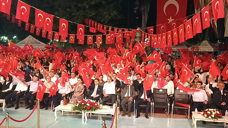 81 ilde milyonlar meydanlara koştu