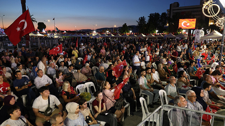 81 ilde milyonlar meydanlara koştu