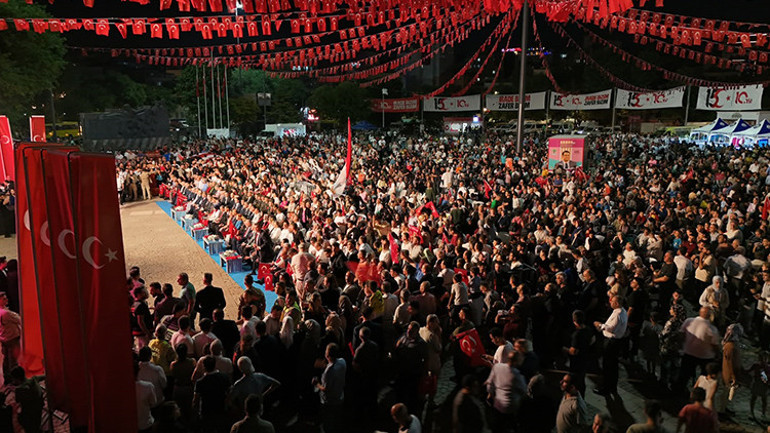 81 ilde milyonlar meydanlara koştu