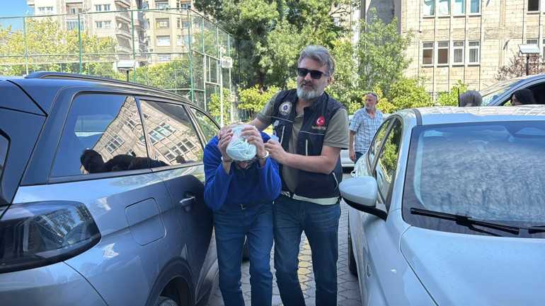 Kucağında bebekle yakalanan kadının çantasından 1 kilo metamfetamin çıktı