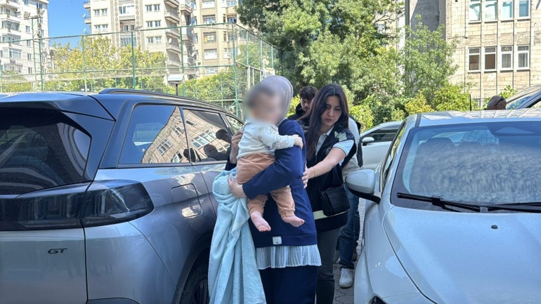 Kucağında bebekle yakalanan kadının çantasından 1 kilo metamfetamin çıktı