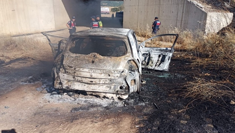 Balıkesir’de trafik kazası Yanan otomobilde alevler otluk alana sıçradı; 4 yaralı