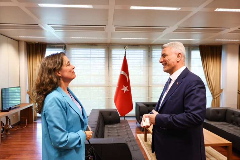 Avrupa otomotiv devlerinden Türkiye kararı Bakan Bolat açıkladı