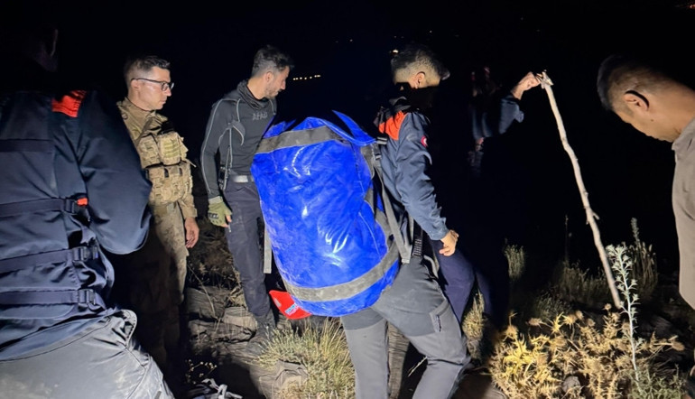 Şırnakta sarp kayalıklarda mahsur kalan 2 mühendis askeri helikopterle kurtarıldı