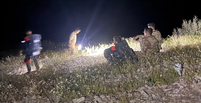 Şırnakta sarp kayalıklarda mahsur kalan 2 mühendis askeri helikopterle kurtarıldı