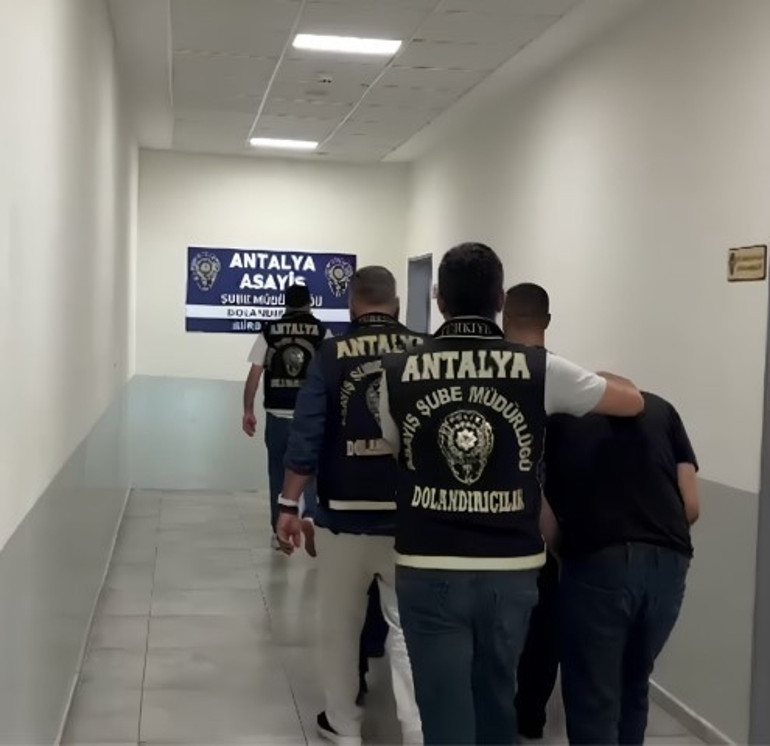Gülen Yüz | Kuyumcuları akılalmaz tuzakla dolandırdılar